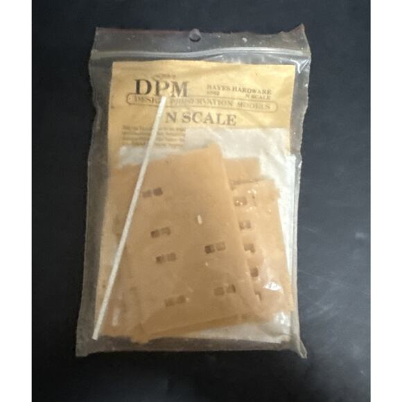 DPM Hayes Hardware #502 N Scale Design Preservation Models Train Building Decor - Picture 2 of 3